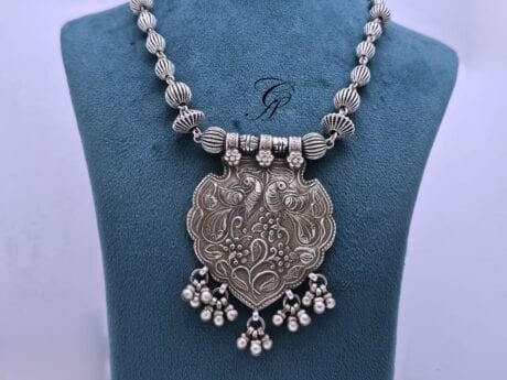 Name: Regal Fine Work Pendant Necklace