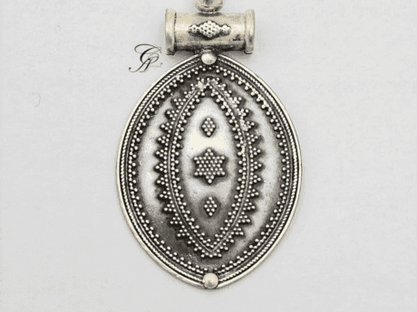 VintageAura Antique Silver Pendant in 5 Silver