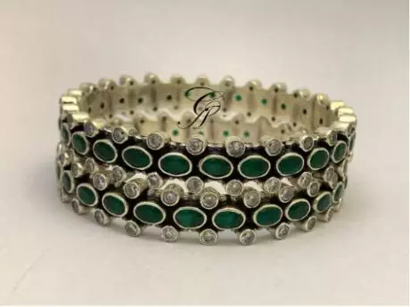 Emerald Radiance Oval Kada Bangle