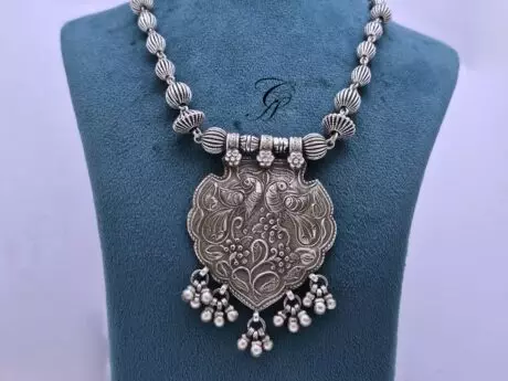 Name: Regal Fine Work Pendant Necklace