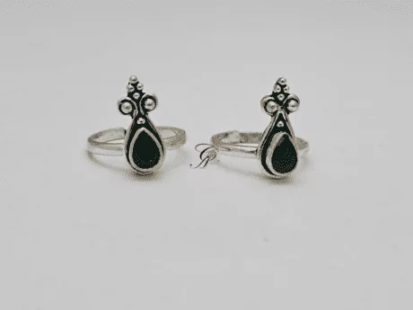 Emerald Elegance Antique Adjustable Toe Ring in 925 Silver