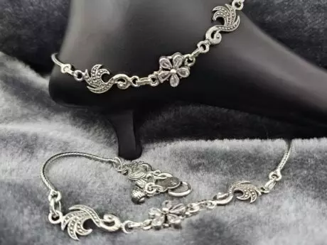 Elegant CZ Cut Stone Flower Design Anklet in 92.5 Silver