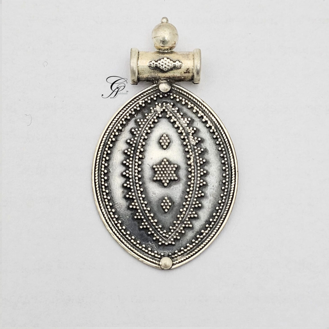 VintageAura Antique Silver Pendant in 5 Silver