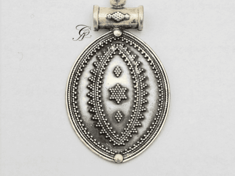 VintageAura Antique Silver Pendant in 5 Silver