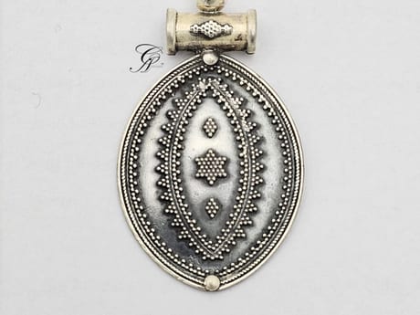 VintageAura Antique Silver Pendant in 5 Silver