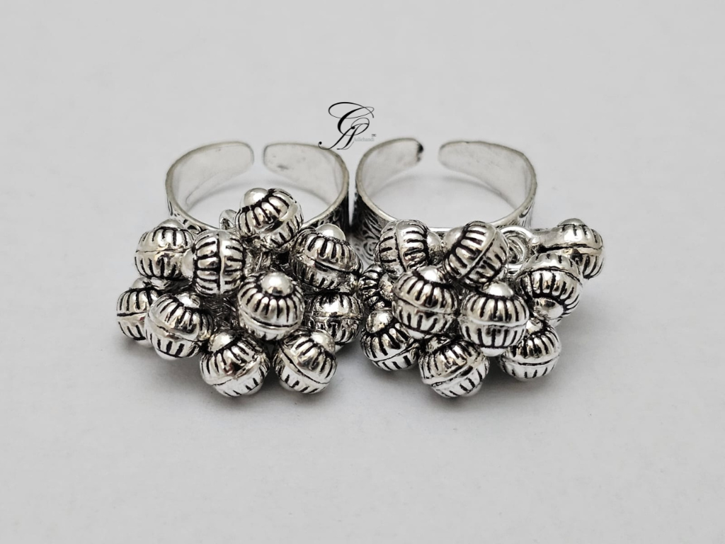 Chitai Ghungru Antique Adjustable Toe Ring in 925 Silver