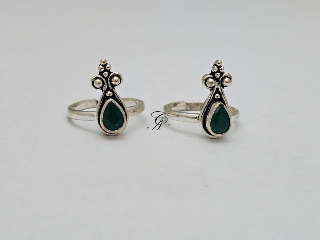 Emerald Elegance Antique Adjustable Toe Ring in 925 Silver